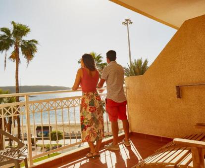 Foto del balcón con vistas al mar de uno de los apartamentos de este establecimiento.