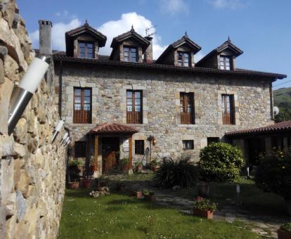 Foto de esta posada rural con amplios jardines y vistas a las montañas.