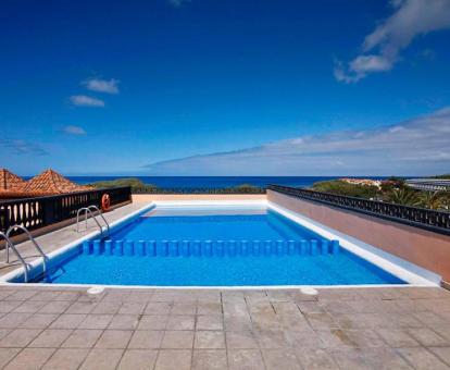 Foto de la piscina al aire libre disponible todo el año de este alojamiento.