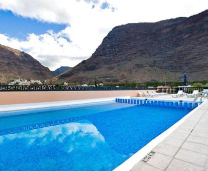 Foto de la piscina al aire libre disponible todo el año de este alojamiento.