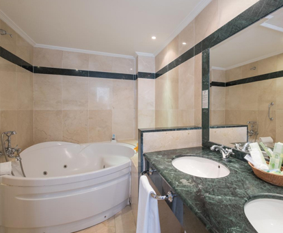 Foto del baño con jacuzzi que hay en el Hotel Condesa de Chinchón, cerca de Madrid