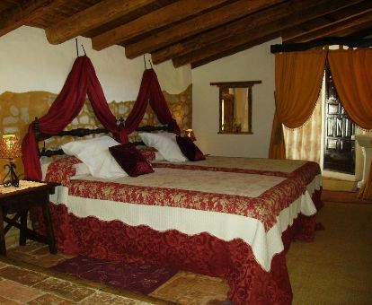 Una de las habitaciones de estilo tradicional de este hotel rural.