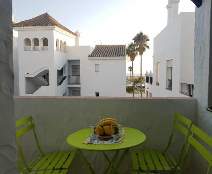 Foto del balcón de con vistas al mar y comedor exterior de este coqueto apartamento.