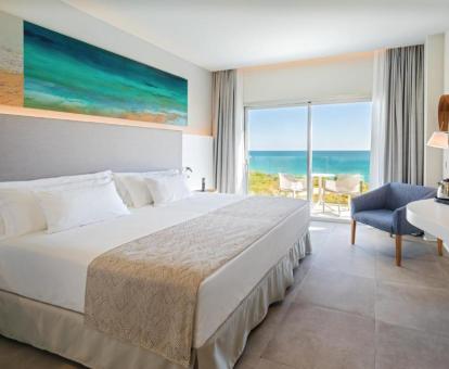 Foto de una de las habitaciones con vistas al mar del hotel.