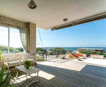 Foto de la amplia terraza con mobiliario exterior de este precioso apartamento.