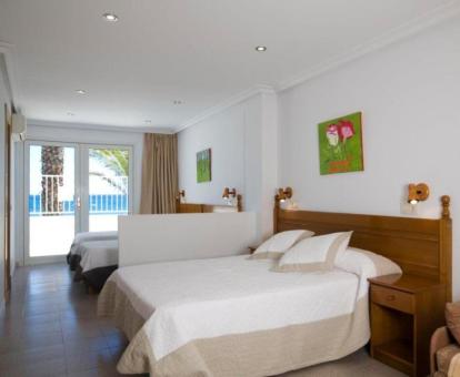 Foto de las instalaciones de este hotel con vistas al mar.