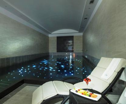 Foto de la acogedora piscina cubierta del spa del hotel.