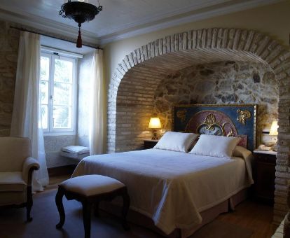 Una de las acogedoras habitaciones con paredes de piedra a la vista de este hotel histórico.