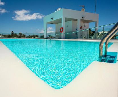 Foto de la piscina al aire libre disponible todo el año de este hotel.