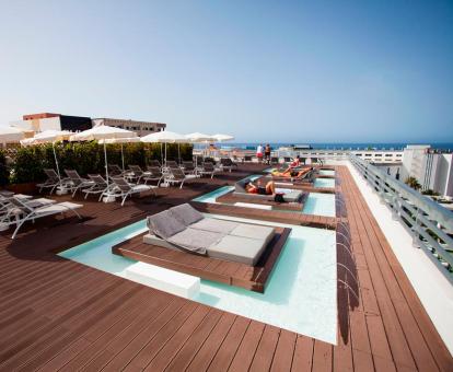 Foto de la terraza con vistas panorámicas y camas balinesas.