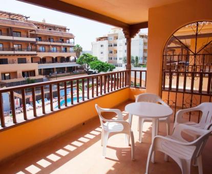 Foto de la terraza amueblada con vistas al mar y a la piscina del complejo de uno de los apartamentos.