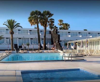 Foto de la piscina al aire libre disponible todo el año de este hotel.