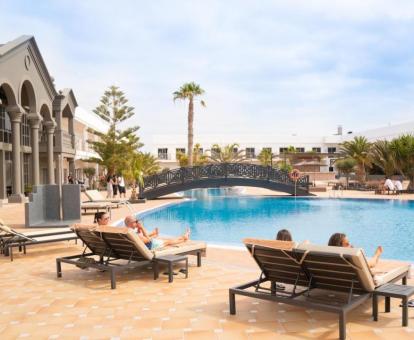 Foto de la piscina al aire libre disponible todo el año de este hotel.