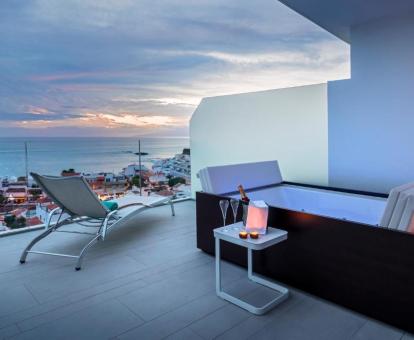 Foto de la terraza de la Suite Junior con vistas al mar y bañera de hidromasaje.