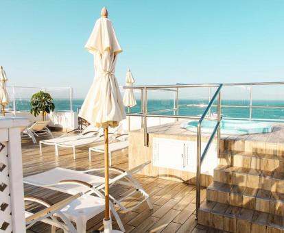Foto de la terraza solarium con bañeras de hidromasaje al aire libre y vistas al mar del hotel.