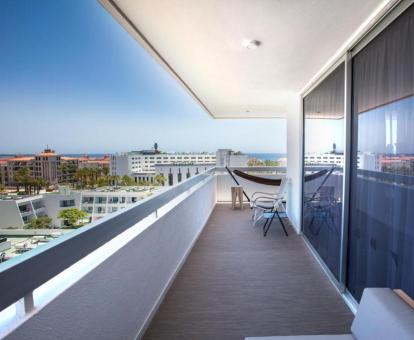 Foto de la terraza amueblada con vistas al mar de una de las suites de este hotel.