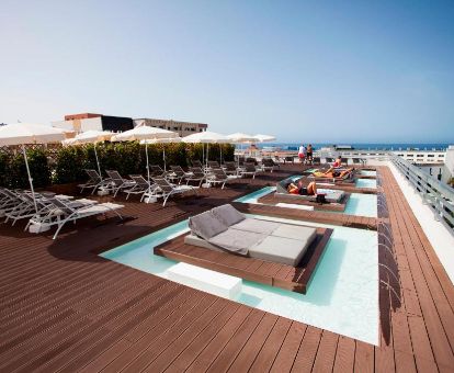 Maravillosa terraza solarium con tumbonas y pequeñas piscinas individuales de este hotel solo para adultos.