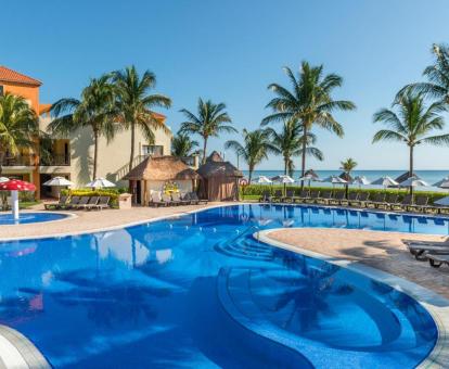 Foto de las instalaciones de este hotel frente al mar.