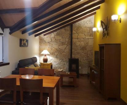 Foto del interior de esta acogedora casa de estilo rústico.