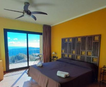 Una de las amplias habitaciones con terraza privada y vistas a las montañas de este hotel rural.