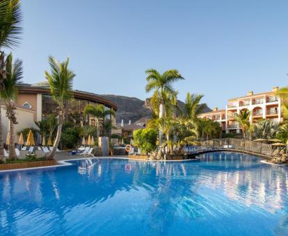 Foto de la piscina del hotel con zona de tumbonas.