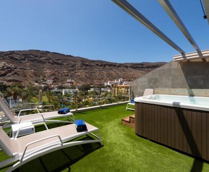 Foto de una de las casas con terraza privada y jacuzzi al aire libre del completo.