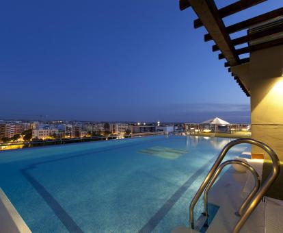 Foto de la piscina al aire libre con impresionantes vistas a la ciudad.