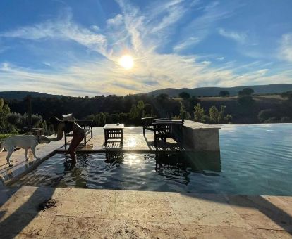 Exteriores de este hotel solo para adultos con piscina al aire libre y vistas a la naturaleza.