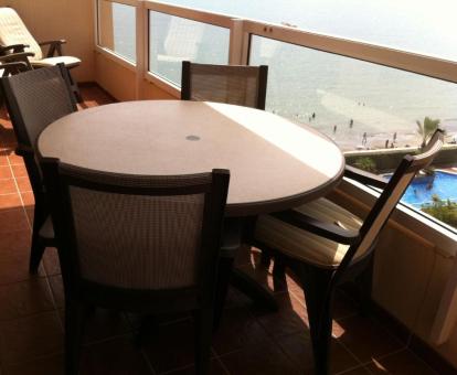 Foto de la terraza con comedor exterior y vistas al mar este apartamento.
