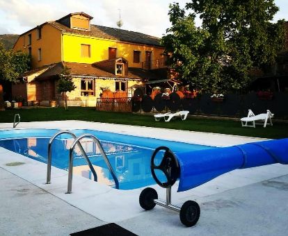 Edificio de este hotel rural solo para adultos con piscina al aire libre.
