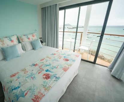 Una de las hermosas habitaciones con vistas al mar de este hotel en primera línea de playa.