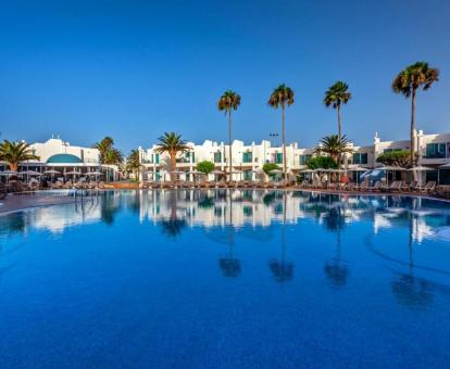 Foto de la piscina al aire libre disponible todo el año de este hotel.