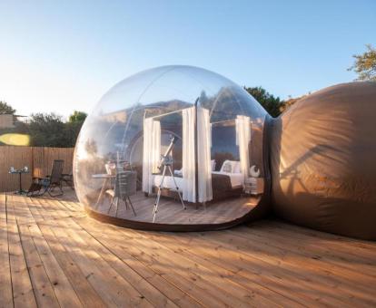 Coqueta burbuja con comedor exterior y parcela privada.
