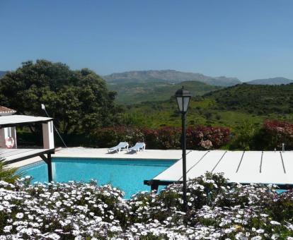 Foto de la piscina al aire libre con hermosas vistas a la naturaleza.