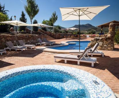 Foto de la piscina al aire libre de este hotel rodeado de naturaleza.