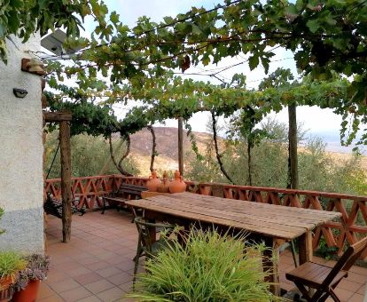 Agradable terraza con mobiliario y vistas a la naturaleza de uno de los alojamientos de este establecimiento rural.