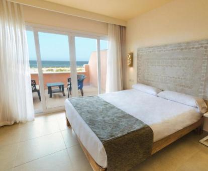 Foto de una de las habitaciones con vistas al mar del hotel.