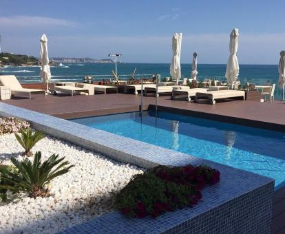 Foto de la terraza al aire libre con piscina y vistas al mar.