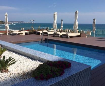 Foto de las instalaciones de este hotel con vistas al mar.