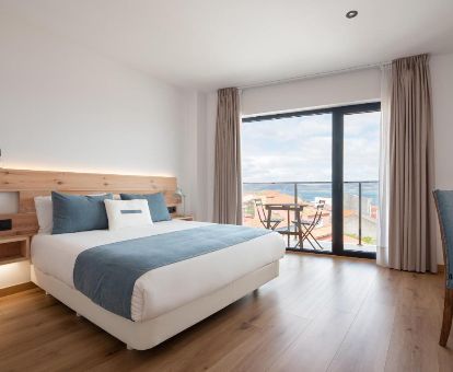 Una de las habitaciones con terraza y vistas al mar de este hotel ideal para parejas.
