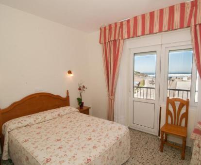 Foto del balcón con vistas al mar de una de las habitaciones.