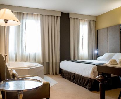 Habitación Doble Confort con bañera de hidromasaje de este hotel ideal para parejas.