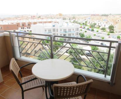 Foto de las instalaciones de este hotel con vistas al mar.
