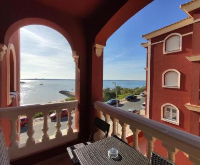 Foto de la terraza con comedor exterior y vistas al mar de uno de los apartamentos.