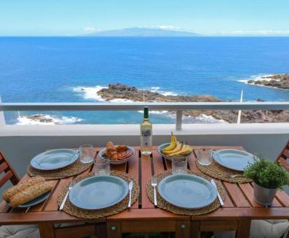 Foto de las vistas al mar desde la terraza amueblada del apartamento.