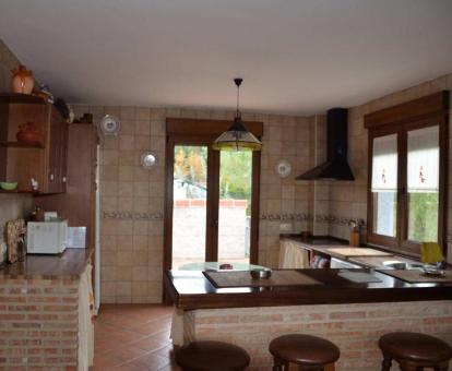 Foto del interior del apartamento con vistas a las montañas de este bonito establecimiento rural.