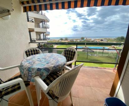 Foto de las instalaciones de este hotel con vistas al mar.