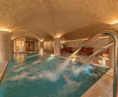 Foto de la piscina cubierta del centro de spa del hotel.