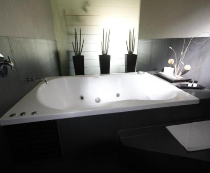 Foto de la bañera de hidromasaje privada de la suite junior de este hotel.