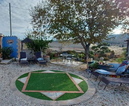 Agradable zona exterior con mobiliario y vistas al entorno rural que rodea este bed and breakfast.